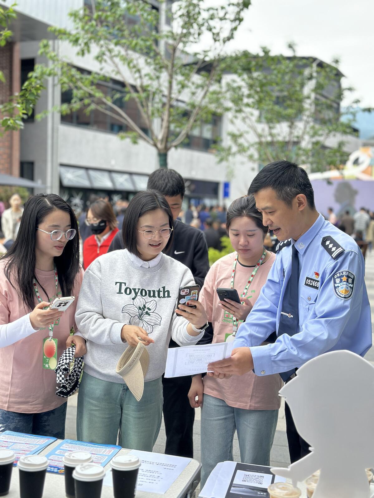 赢博体育官网入口：德清莫干山镇：警察蜀黍请你喝咖啡 反诈知识带回家(图4)